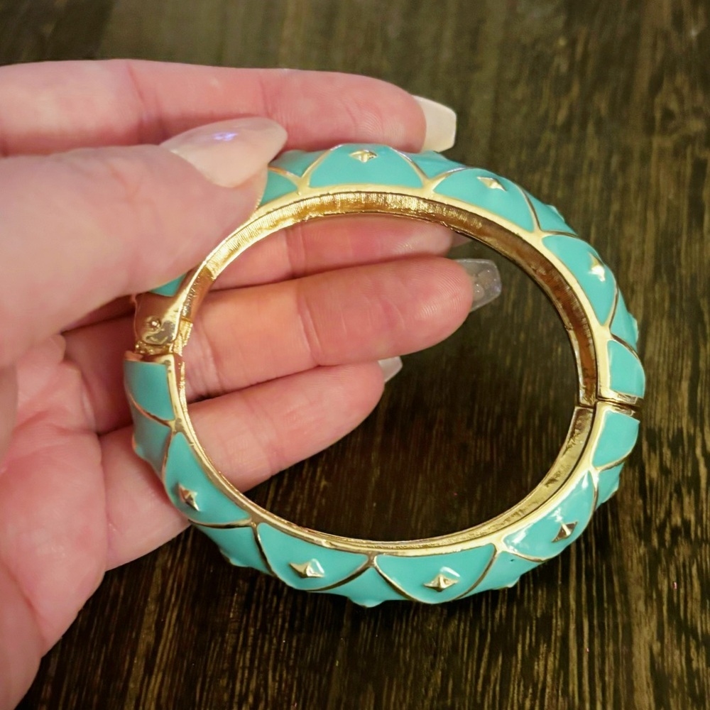 Trendy Gold Tone and Turquoise Snap Bracelet
